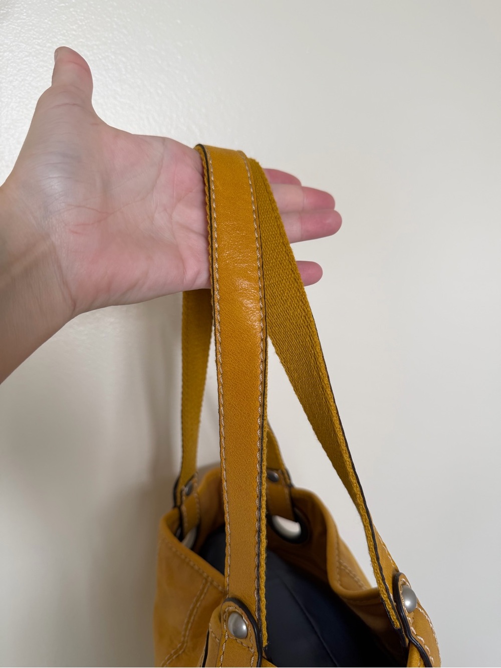 FOSSIL Mustard Yellow Gold Leather Vintage Hobo Shoulder Tote Bag w Silver Key - Picture 2 of 10